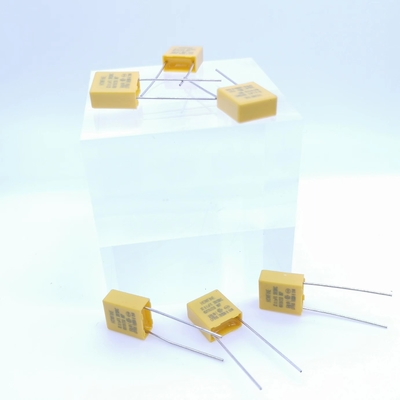 Kapasitor Pelepas Tekanan Resistif Dan Kapasitif 0.1UF 310V P7.5MM Warna Kuning